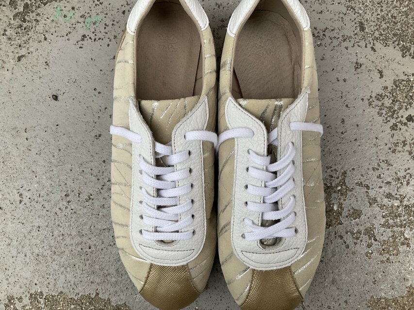 シャンパンゴールドが上品に輝くレザースニーカー｜大人カジュアルに