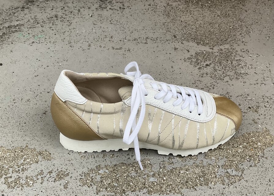 シャンパンゴールドが上品に輝くレザースニーカー｜大人カジュアルに