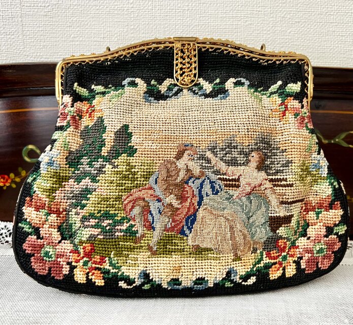 1900年代初期のプチポアン刺繍オペラバッグ