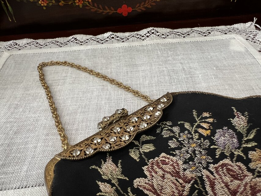 プチポワン刺繍のバッグ　留め金の透かし彫り　バラすみれ矢車草？など イギリスのプチポワン刺繍のバッグ24×16.5×3.5cm gb-329の通販