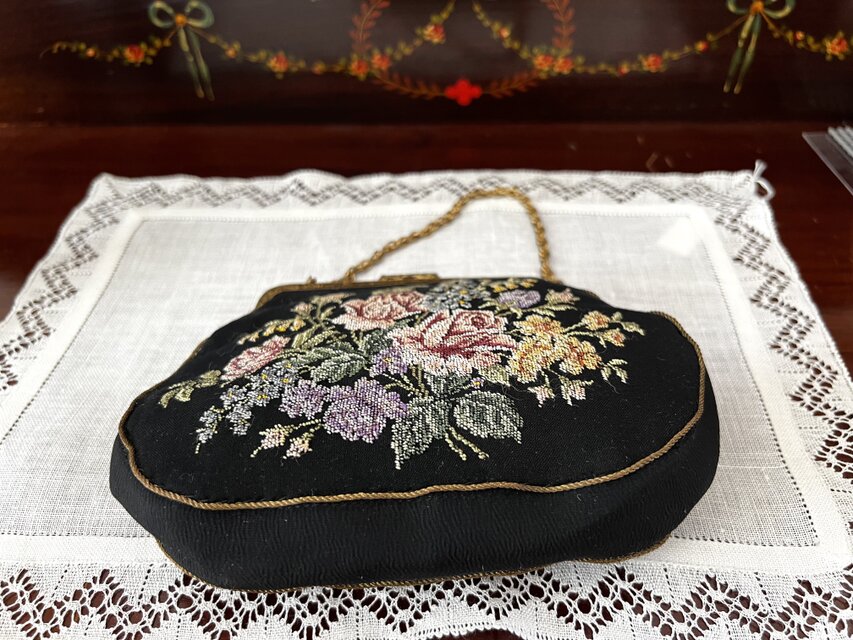 プチポアン刺繍のオペラバッグ(薔薇) | iichi 日々の暮らしを