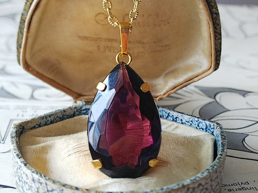 ヴィンテージ　深く濃いアメジスト色／大きな雫　ネックレス