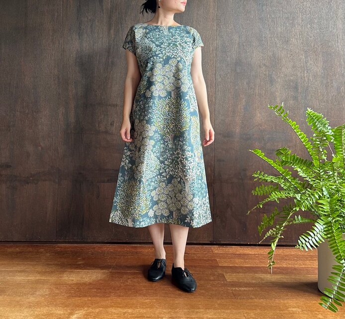 フレンチスリーブ・コンビネーションドレス　クワイエットフォレスト2025-2／サイド：ベージュ