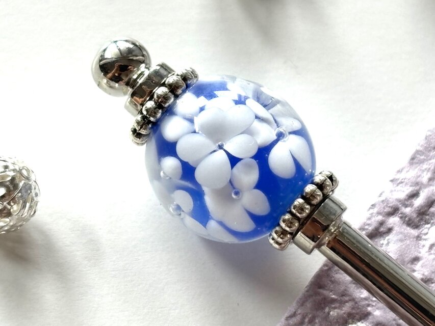かんざし　青と白の花のとんぼ玉　一本挿し　一本簪　涼しげ　ブルー　水色　ホワイト　和風　夏　ガラス　トンボ玉