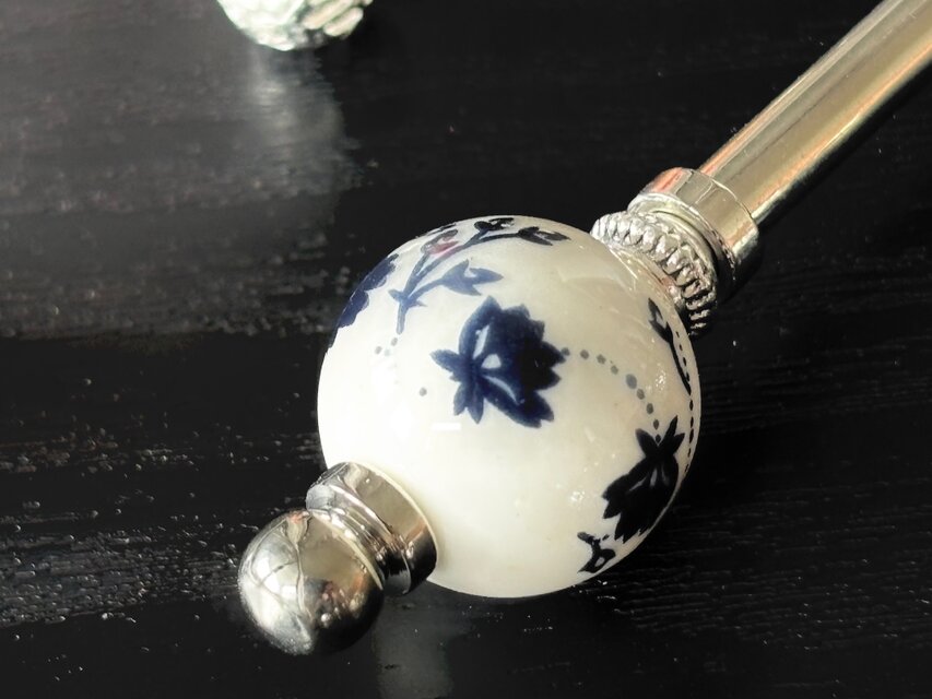 かんざし 紺色の花の陶器ビーズ 一本挿し 一本簪 洋風 白