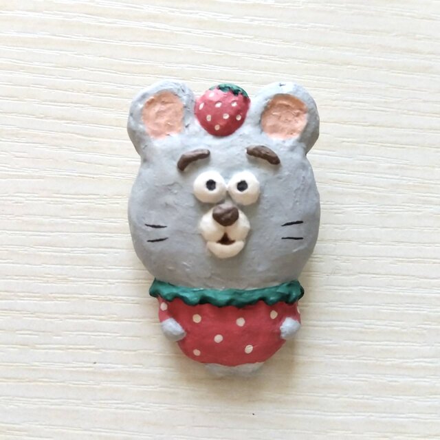 立体ブローチ（いちご好きのねずみ）