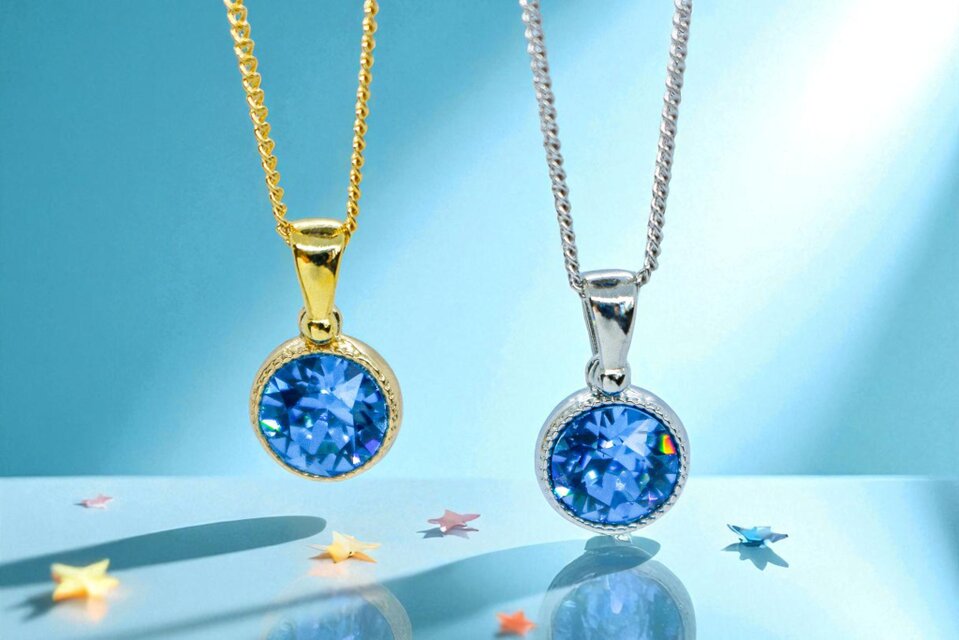 【再生の輝き ― アイスブルークリスタルネックレス】 　金具の色が選べます