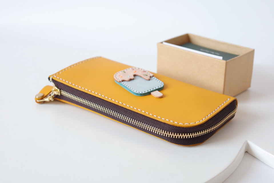 ハンドメイド L字ファスナー 長財布 DD缶バッジ付き☆。.:＊・゜ ハンドメイド L字ファスナー 長財布 DD缶バッジ付き☆。.:＊・゜