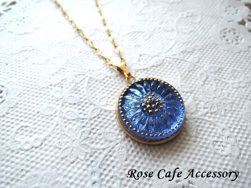 （1409）No.1素敵なチェコガラスボタンフラワーシリーズステンレスネックレス。・。・(^^♪