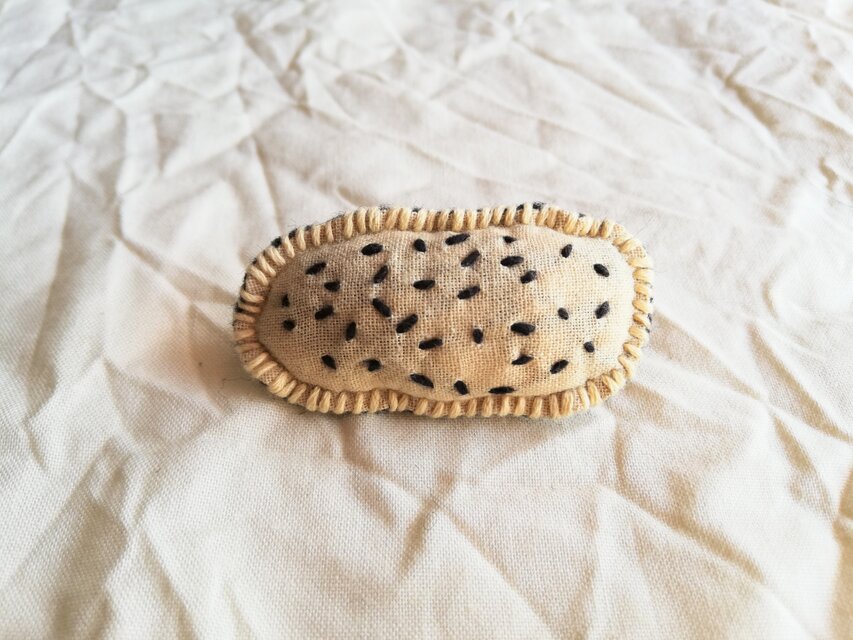 「ごましお」刺繍ブローチ