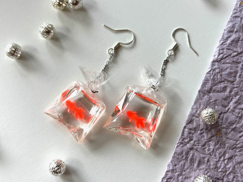 ピアス　金魚すくいの赤金魚　イヤリング交換可能　夏祭り　和風　涼しげ　フィッシュフック　クリア　透明　花火大会　縁日