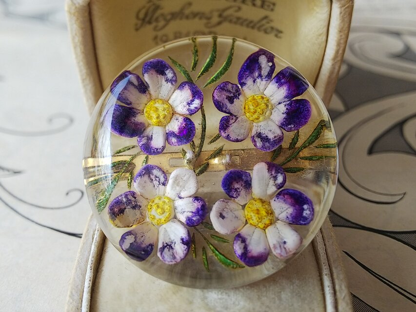 ヴィンテージ　白と紫のお花　ルーサイト製ブローチ