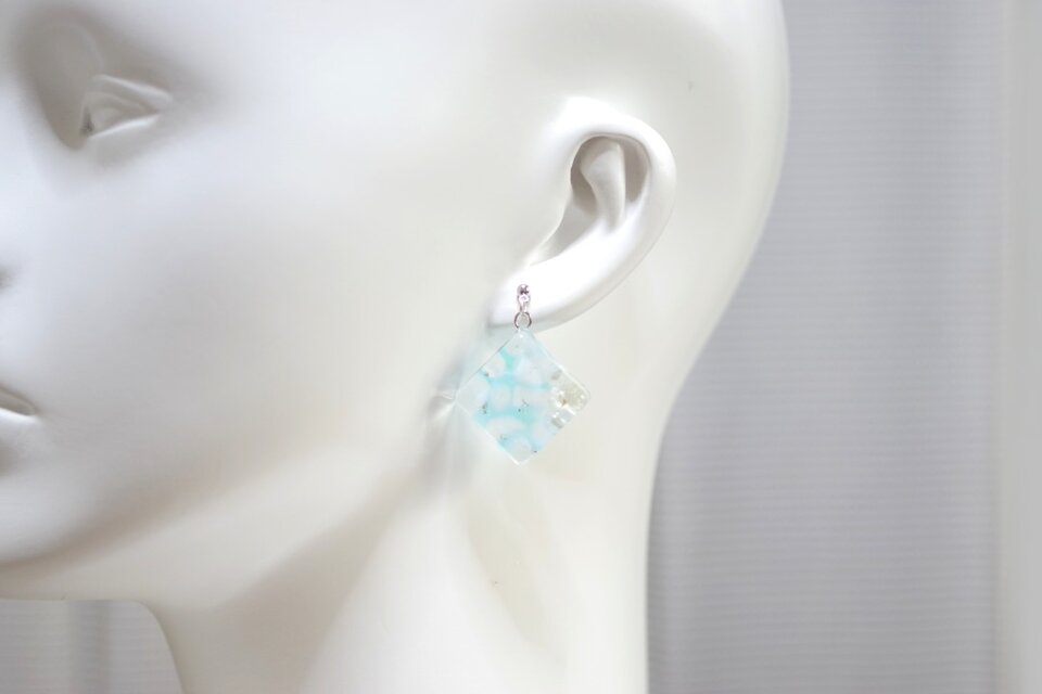 レジンアート スクエアピアス〈水紋・ブルー〉 | iichi 日々の暮らしを