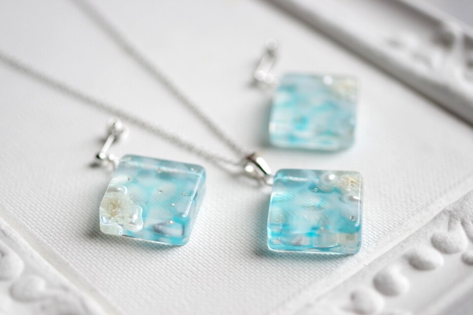 レジンアート スクエアピアス〈水紋・ブルー〉 | iichi 日々の暮らしを