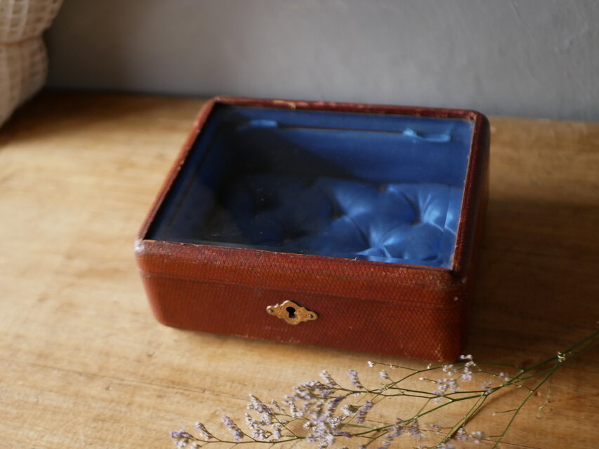 ブルーのクッション ガラス×レザー ジュエリーケース フランス