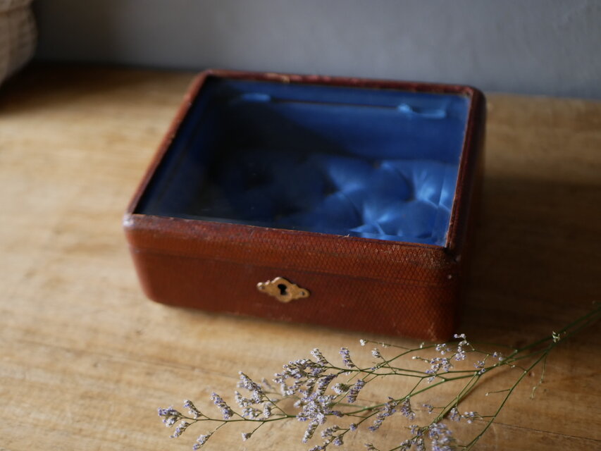 ブルーのクッション ガラス×レザー ジュエリーケース フランス