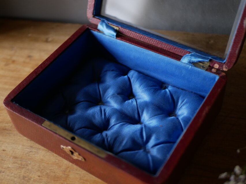 ブルーのクッション ガラス×レザー ジュエリーケース フランス