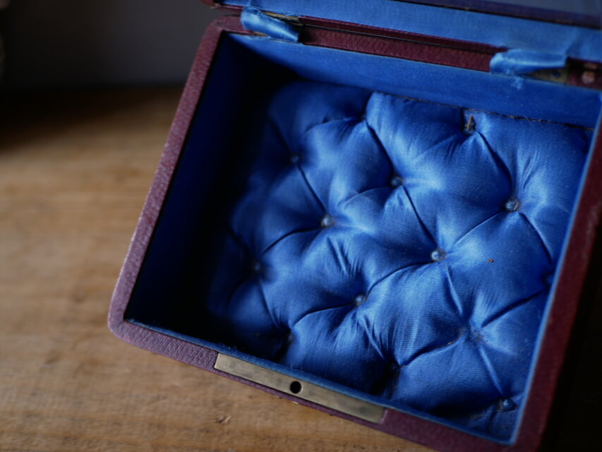 ブルーのクッション ガラス×レザー ジュエリーケース フランス