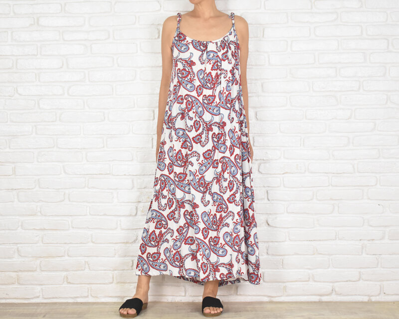 夏に映えるペイズリー柄キャミソールワンピース
