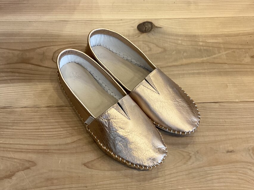 素足で心地よく。大人カジュアルに映えるシャンパンピンクレザー｜軽やかスリッポン