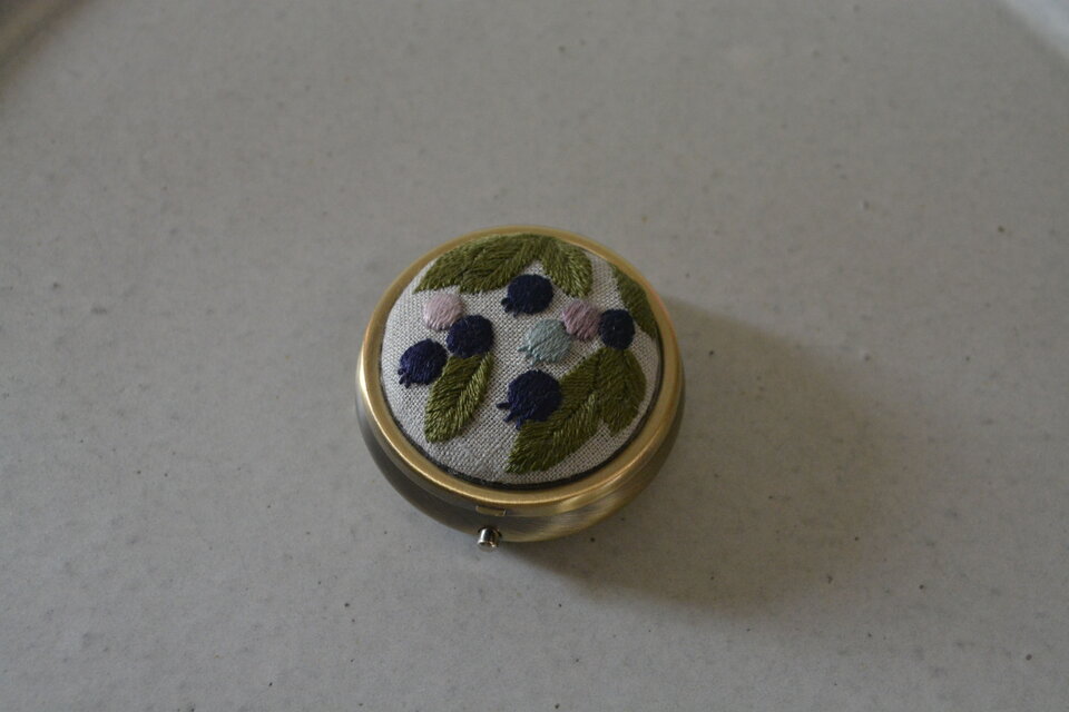ブルーベリー 刺繍 ピルケース ラウンド | iichi 日々の暮らしを