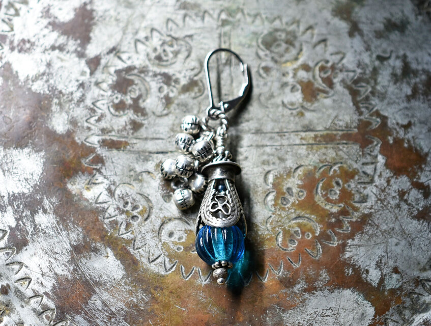 oldブルー蜜柑玉とoldアフガンシルバーキャップ、隠し古代水晶とインディゴブルービーズ、たわわなインドシルバー鈴の片耳ピアス