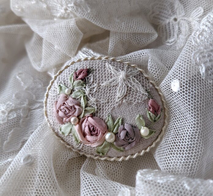 フランスアンティークシルク花織リボンとレースブローチ リボン刺繍*アンティークレース*薔薇*ブローチ*p | iichi 日々の暮らし