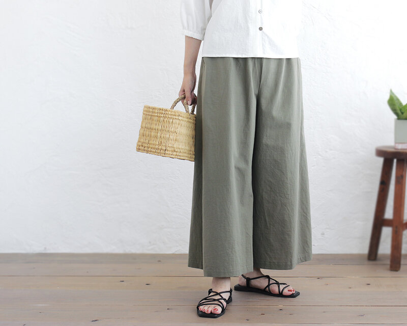 季節の移り変わりに頼れる、理想のパンツ。東炊きコットンリネンのワイドパンツ（カーキ）PT11
