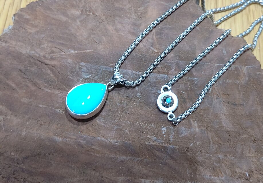 アリゾナ産天然トルコ石「スリーピングビューティー」のペンダント