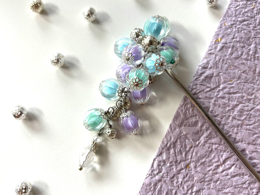 かんざし　飴玉の様な２トーンカラーのビーズ　青系　一本挿し　一本簪　涼しげ　シルバー　揺れる