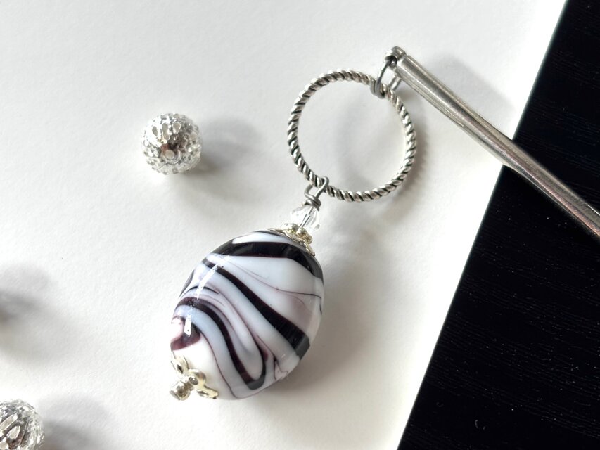 かんざし　白と黒のマーブル模様のとんぼ玉　一本挿し　一本簪　涼しげ　夏　和風　シルバー　トンボ玉　モノクロ