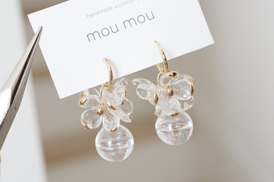 gold clear flower / 水入りガラスドーム 【 ﾋﾟｱｽ / ｲﾔﾘﾝｸﾞ】 | iichi