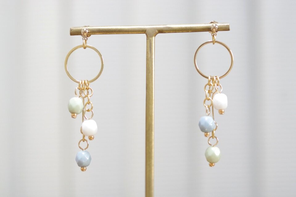 チェコビーズとリングパーツのピアス〈うたかた〉