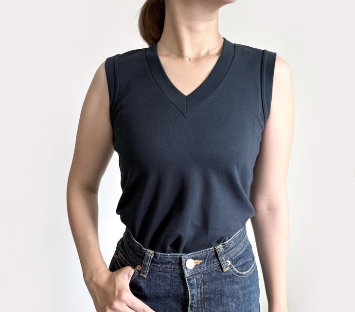 OUR ネイビー Vネック ノースリーブ 形にこだわった 大人のノースリーブVネックTシャツ【カラー・サイズ