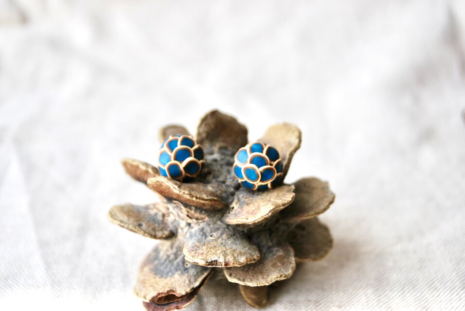 小さなぶつぶつ丸イヤリング　bluegreen gold kinari