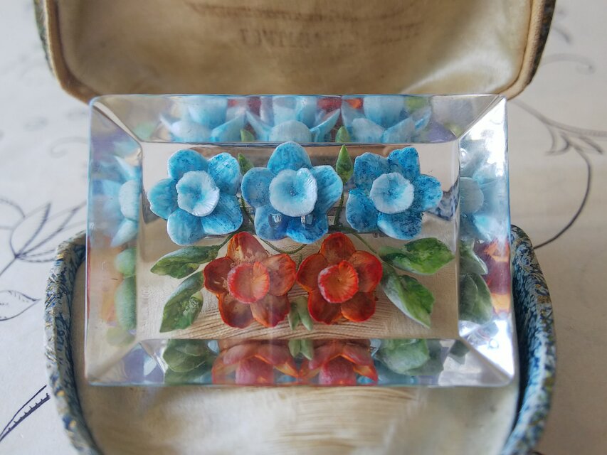 ヴィンテージ　青いお花とオレンジ色のお花　ルーサイト製ブローチ