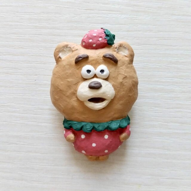 立体ブローチ（いちご好きのくま）