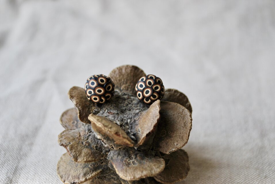 小さなぶつぶつ丸ピアス black cha kinari