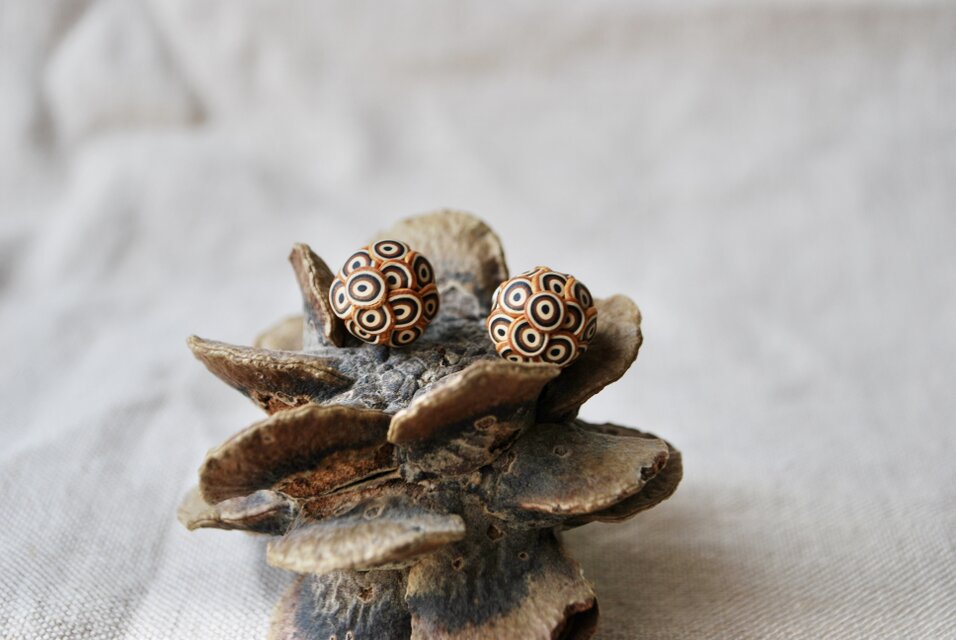 小さなぶつぶつ丸ピアス gold black cha kinari