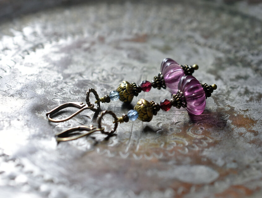 古代紫色japanヴィンテージビーズと蓮華ブラス、アクアマリン、ガーネットのピアス