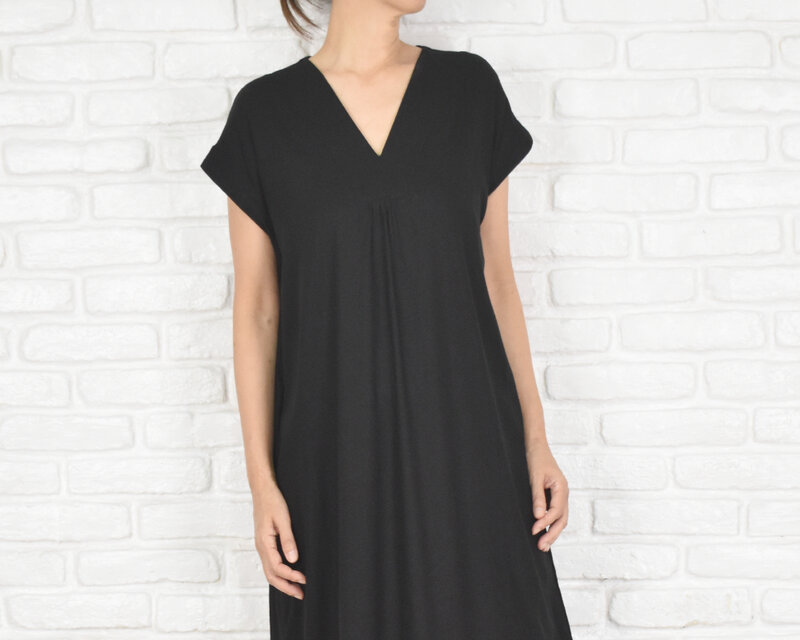 【大きいサイズ】リネン素材のシンプルなVネックワンピース　ブラック