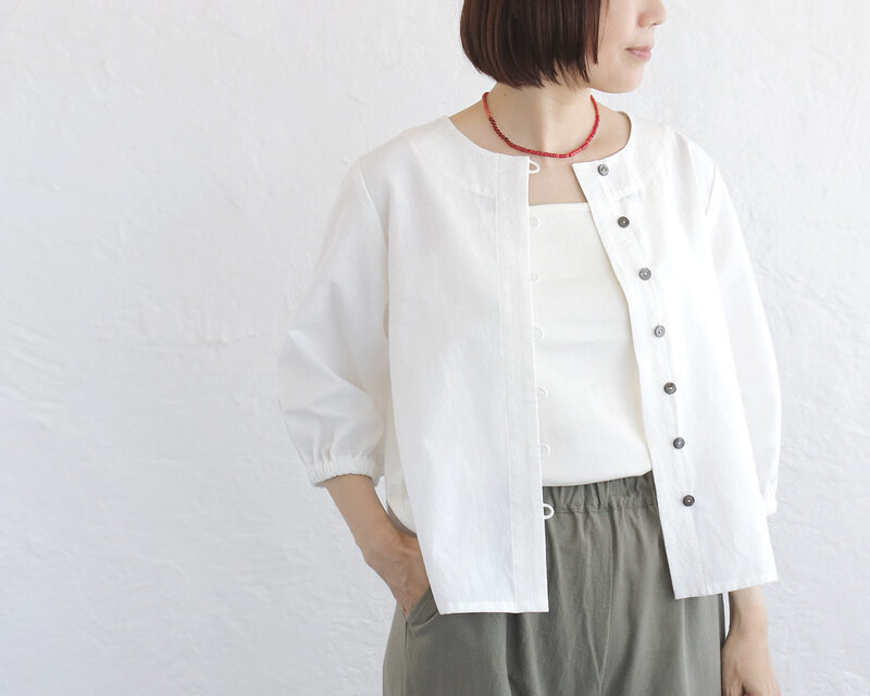 季節をつなぐ一枚◎ 東炊きコットンリネン 五分袖ループボタンブラウス（オフホワイト）TP22