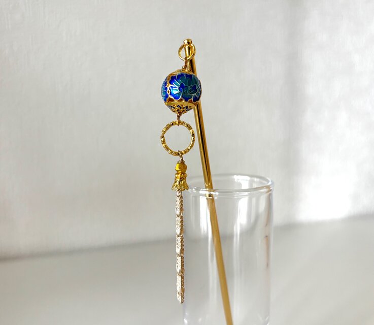 かんざし　ブルーとゴールドの七宝焼ビーズとチェーンタッセル　一本挿し　一本簪　涼しげ　夏　青　水色　ゴールド
