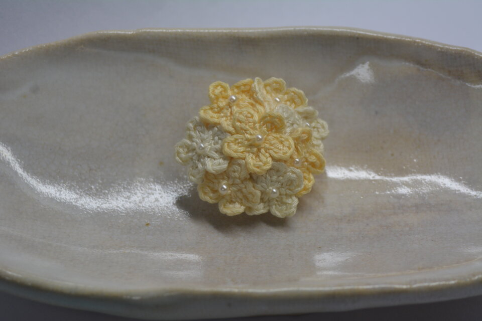 小花のブローチ・薄黄色