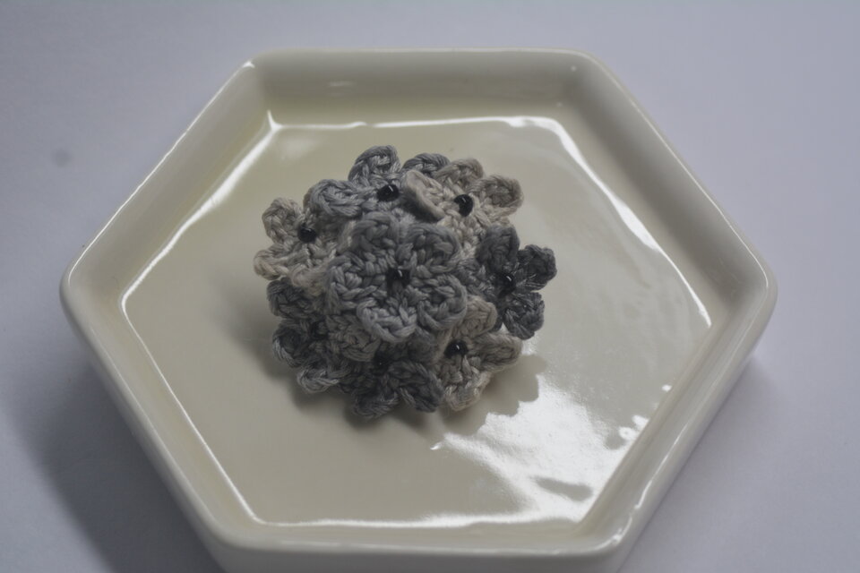 小花のブローチ・グレー