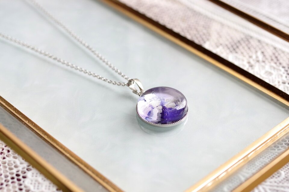 レジンアート　ラウンドペンダント〈哀歌①〉