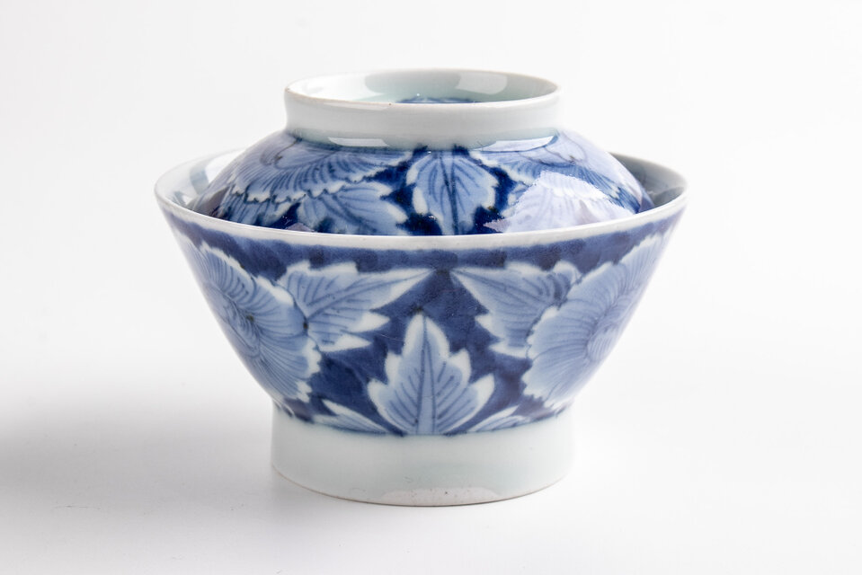 古伊万里 染付 牡丹文蓋茶碗 1客 江戸後期 個体B | iichi 日々の暮らし