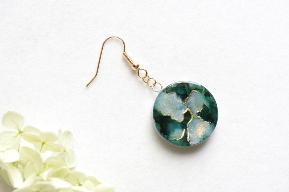 レジンアート　ラウンドピアス〈月明かりの森〉