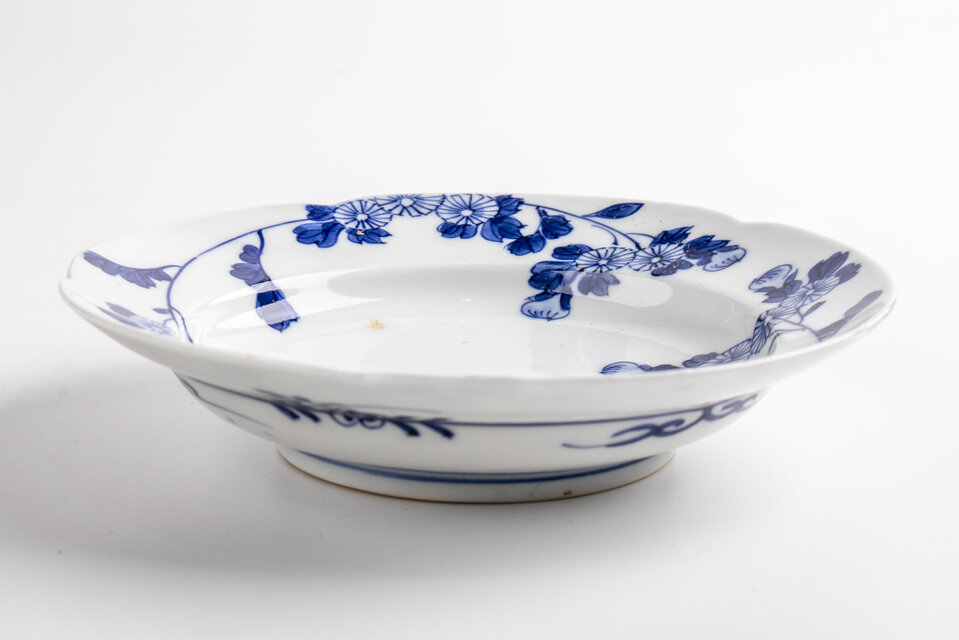 古伊万里 染付輪花菊花文平鉢 1客 明治時代 D714 個体A | iichi