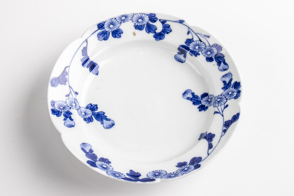 古伊万里 染付輪花菊花文平鉢 1客 明治時代 D714 個体B
